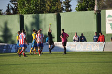 Todo el protagonismo para un trio arbitral de desastre. Foto: JOS&Eacute; UTRERA